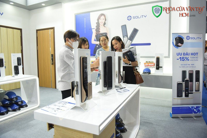 Showroom Khóa cửa điện tử, khóa cửa vân tay tại HCM